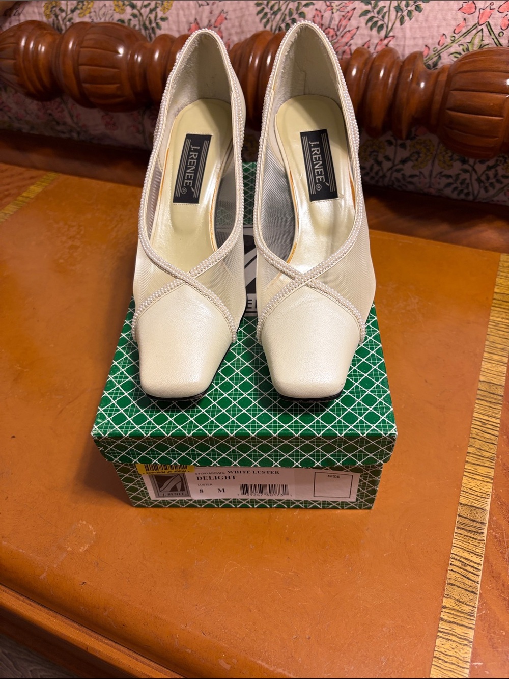 J. Renee Leather Heels White Luster Delight
Size 8M